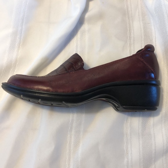 CLARKS Artisan reddish brown slip-on shoes size 7M - Picture 2 of 10